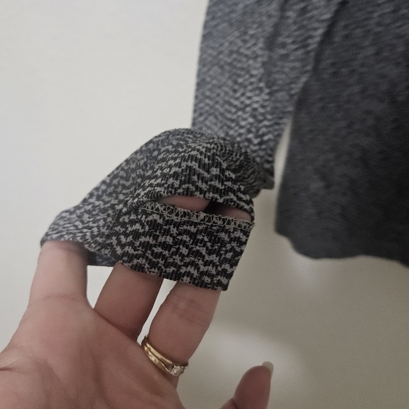 Athleta top with thumb holes size xs - Picture 5 of 10